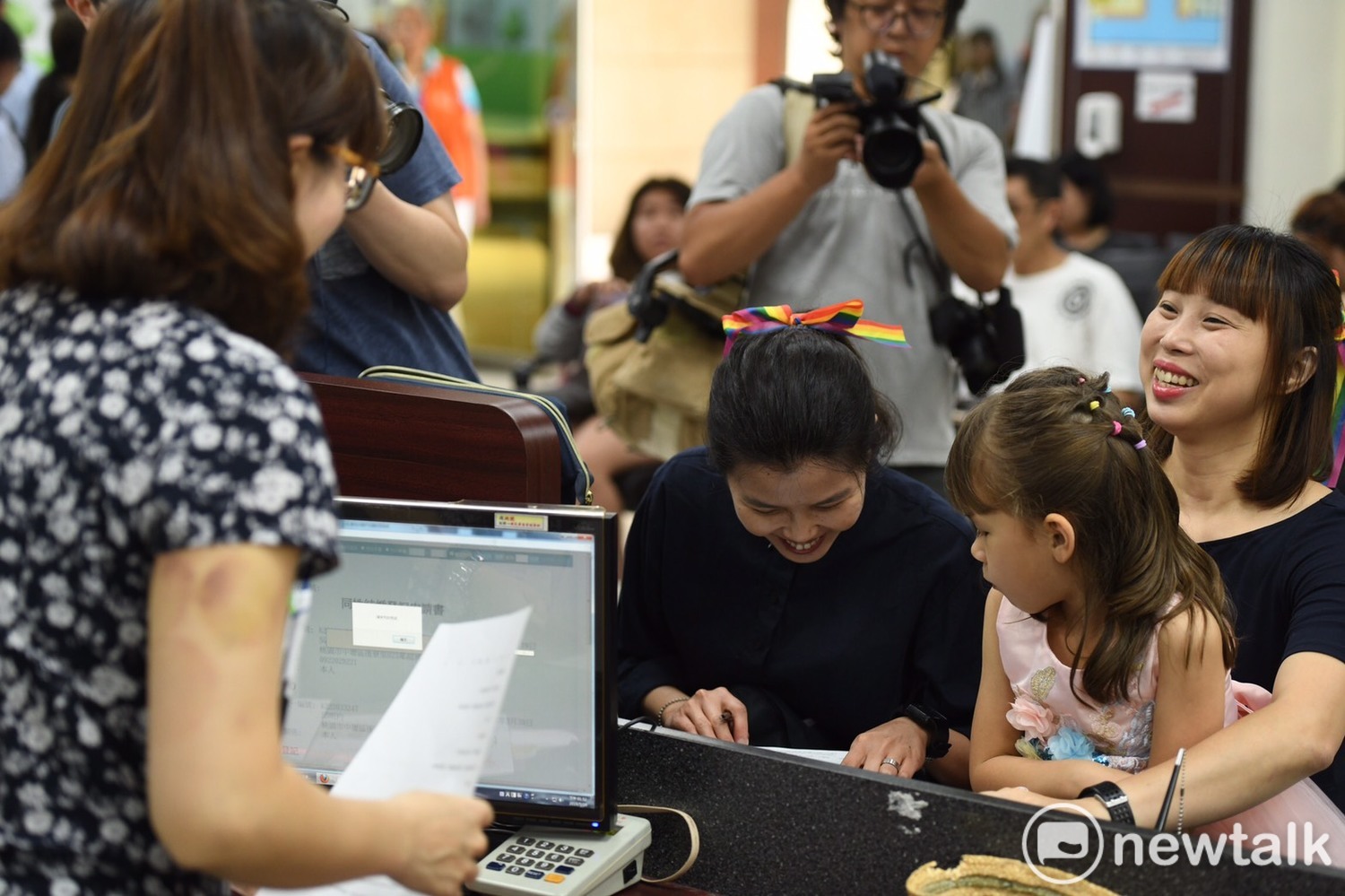 同性伴侶吳少喬、邱明玓帶著6歲女兒苗苗到戶政事務所完成結婚登記。 圖:林昀真/攝 同性伴侶吳少喬、邱明玓帶著6歲女兒苗苗到戶政事務所完成結婚登記。 圖:林昀真/攝