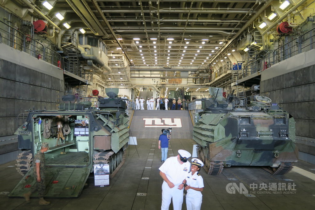 美國海軍紐約號兩棲船塢運輸艦塢艙空間寬廣,艦上人員發揮創意,在斜坡漆上職業美式足球聯盟NFL紐約巨人隊徽。 圖/中央社 美國海軍紐約號兩棲船塢運輸艦塢艙空間寬廣,艦上人員發揮創意,在斜坡漆上職業美式足球聯盟NFL紐約巨人隊徽。 圖/中央社