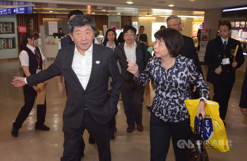 衛福部長陳時中(前左)25日清晨從歐洲返台,強調在外交部、僑委會努力下,台灣在世界衛生大會期間的全球聲量有更大提升,未來會繼續研擬對策,看明年如何對台灣最好。 圖/中央社 衛福部長陳時中(前左)25日清晨從歐洲返台,強調在外交部、僑委會努力下,台灣在世界衛生大會期間的全球聲量有更大提升,未來會繼續研擬對策,看明年如何對台灣最好。 圖/中央社