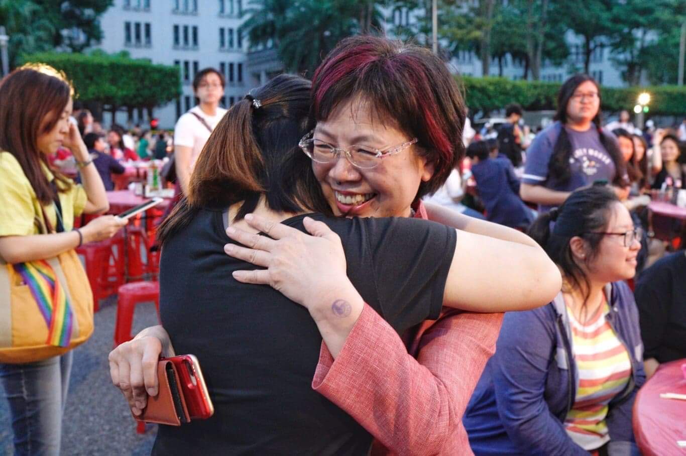民進黨立委尤美女是同婚專法在國會通過的重要推手,今天她也出席了「凱道伴桌同婚宴」, 接受感謝的擁抱。 圖:張良一/攝 民進黨立委尤美女是同婚專法在國會通過的重要推手,今天她也出席了「凱道伴桌同婚宴」, 接受感謝的擁抱。 圖:張良一/攝