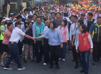 總統蔡英文(前中)25日南下屏東,參加東港黑鮪魚文化觀光季的踩街嘉年華活動,蔡總統走在踩街隊伍前面 ,沿途受到民眾歡迎。 圖:中央社 總統蔡英文(前中)25日南下屏東,參加東港黑鮪魚文化觀光季的踩街嘉年華活動,蔡總統走在踩街隊伍前面 ,沿途受到民眾歡迎。 圖:中央社