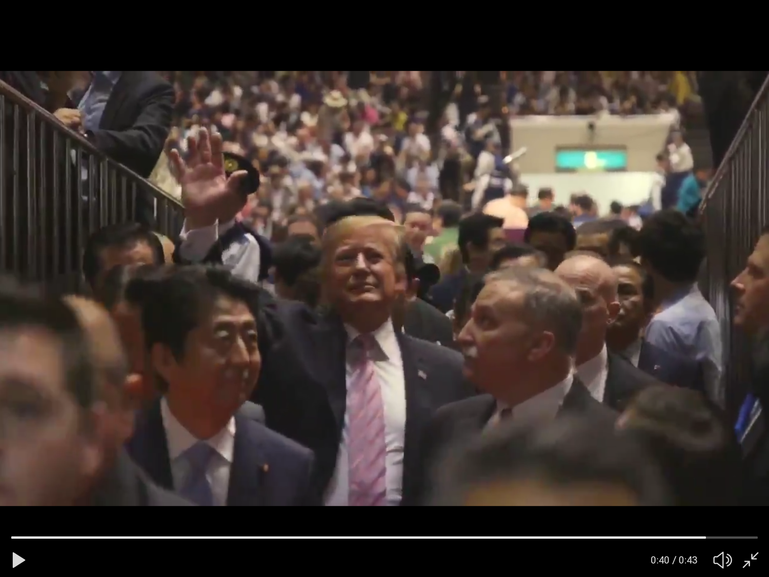 當川普與安倍走進大相撲場內時,全場觀眾起立鼓掌,許多觀眾拿出手機拍攝,川普揮手致意,顯得神清氣爽。 圖:翻攝自@realDonaldTrump 當川普與安倍走進大相撲場內時,全場觀眾起立鼓掌,許多觀眾拿出手機拍攝,川普揮手致意,顯得神清氣爽。 圖:翻攝自@realDonaldTrump