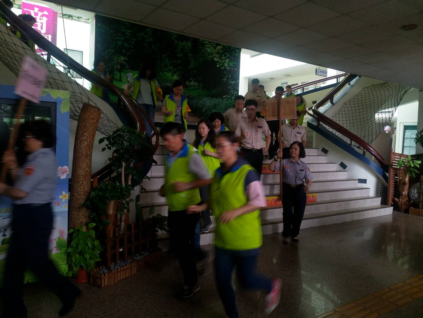 防空警報聲響,中壢區公所工作人員引導民眾疏散。 圖:中壢警分局/提供 防空警報聲響,中壢區公所工作人員引導民眾疏散。 圖:中壢警分局/提供