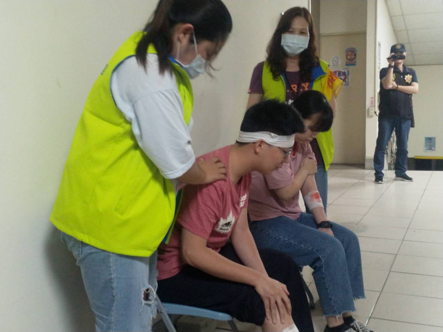 公所人員為因恐慌推擠致跌倒受傷之民眾進行簡易包紮。 圖:中壢警分局/提供 公所人員為因恐慌推擠致跌倒受傷之民眾進行簡易包紮。 圖:中壢警分局/提供
