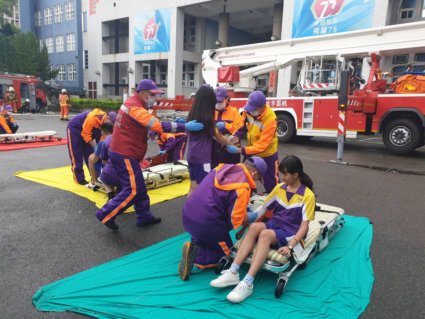 桃園市警消人員安排學生疏散避難、為傷患救護及災防實兵演練。 圖:桃園警分局/提供 桃園市警消人員安排學生疏散避難、為傷患救護及災防實兵演練。 圖:桃園警分局/提供