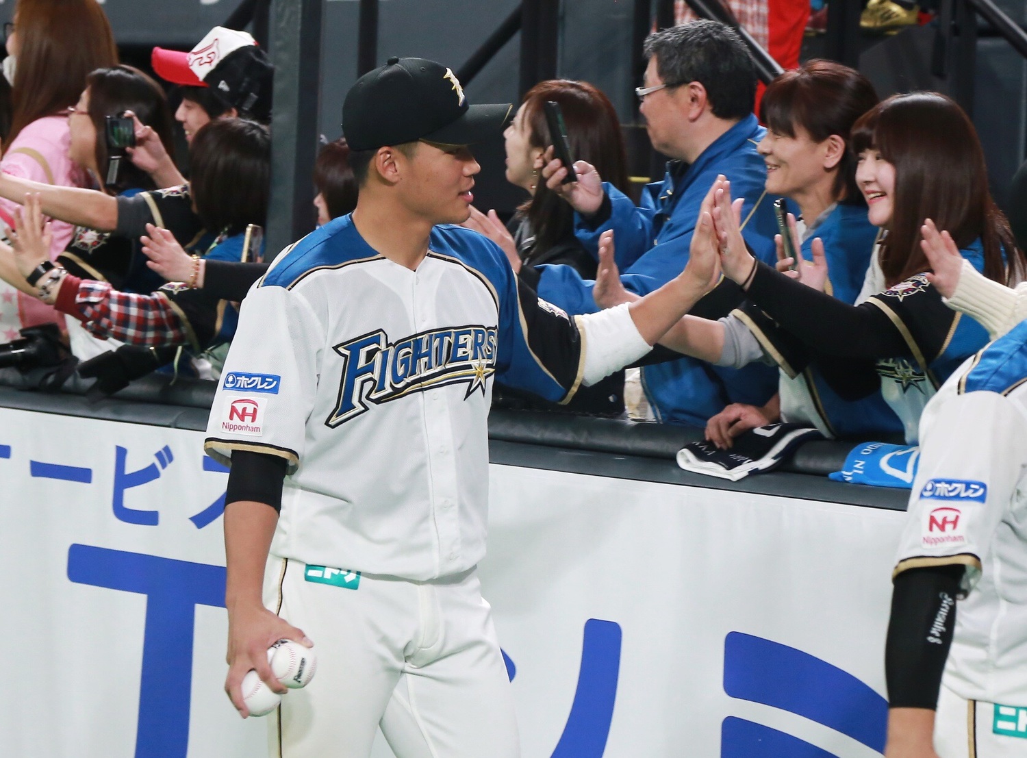 5打數5安打,EPOCH出限量王柏融紀念卡。 圖/葉政勳攝 5打數5安打,EPOCH出限量王柏融紀念卡。 圖/葉政勳攝