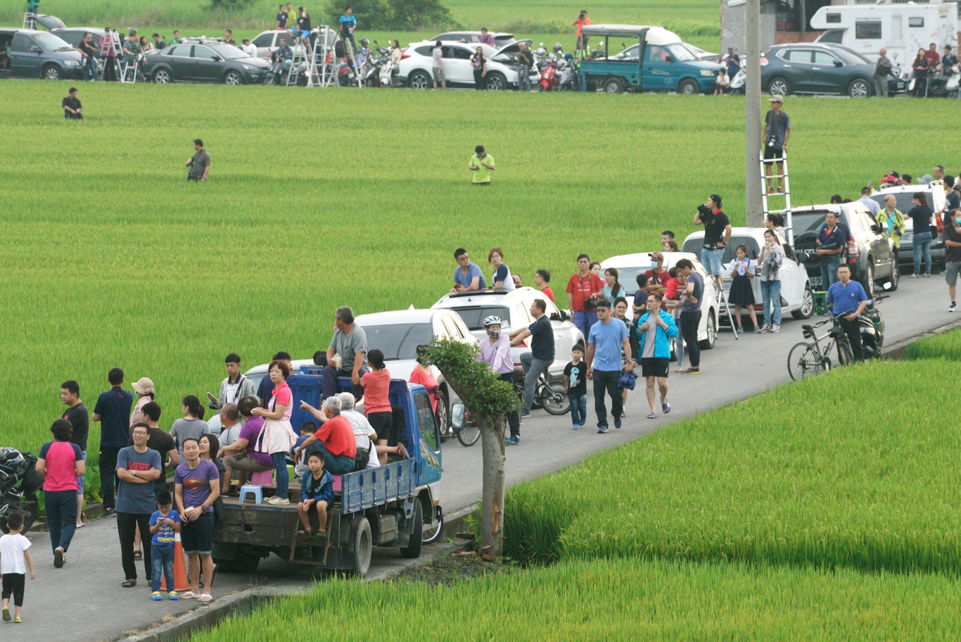 產業道路上滿滿的人潮。 圖:張良一/攝 產業道路上滿滿的人潮。 圖:張良一/攝