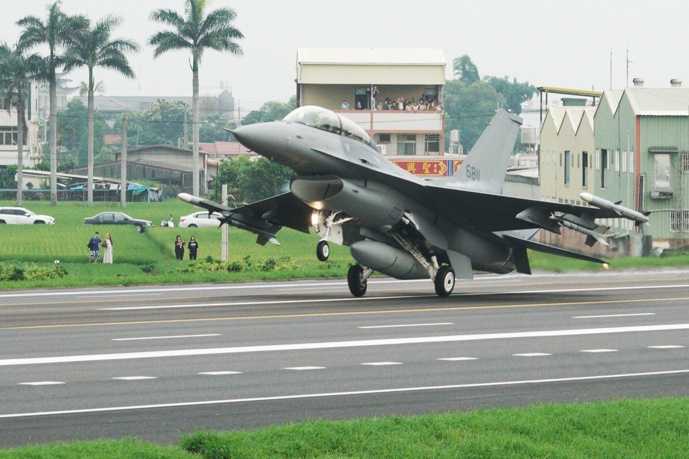 清晨6:33,F-16V率先衝場落地。這也是參與鳳展計畫的F-16V戰機首度在國人面前公開露面。 圖:張良一/攝 清晨6:33,F-16V率先衝場落地。這也是參與鳳展計畫的F-16V戰機首度在國人面前公開露面。 圖:張良一/攝