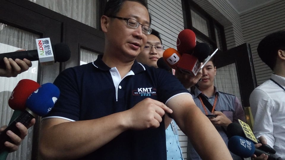 國民黨立委吳志揚說明受傷狀況。 圖:黃建豪/攝 國民黨立委吳志揚說明受傷狀況。 圖:黃建豪/攝