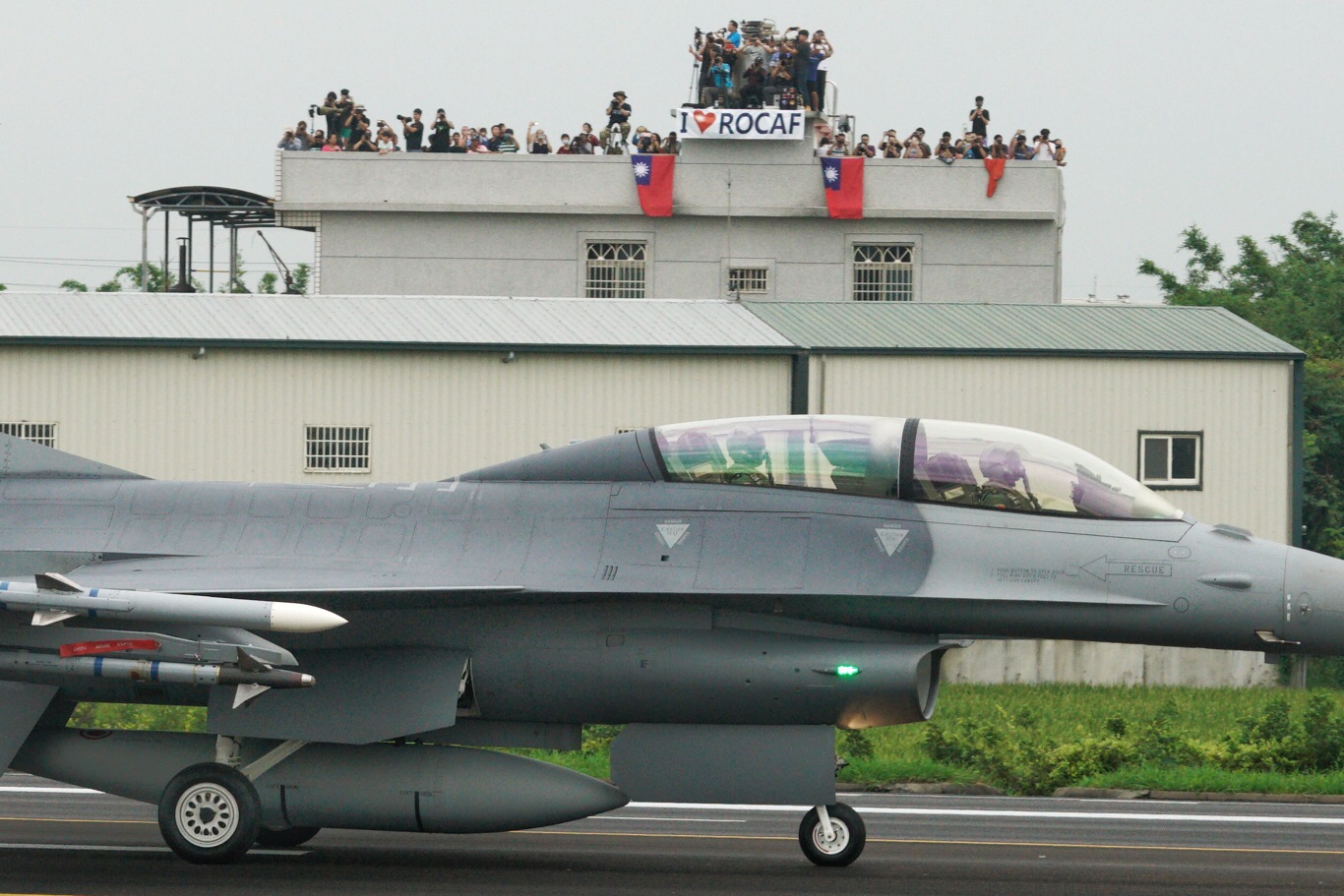 F-16V戰機在彰化戰備道滑行,民眾在戰備道附近民房頂樓掛出國旗和我愛中華民國空軍的英文布條,向參與演練官兵加油打氣。 圖:張良一/攝 F-16V戰機在彰化戰備道滑行,民眾在戰備道附近民房頂樓掛出國旗和我愛中華民國空軍的英文布條,向參與演練官兵加油打氣。 圖:張良一/攝