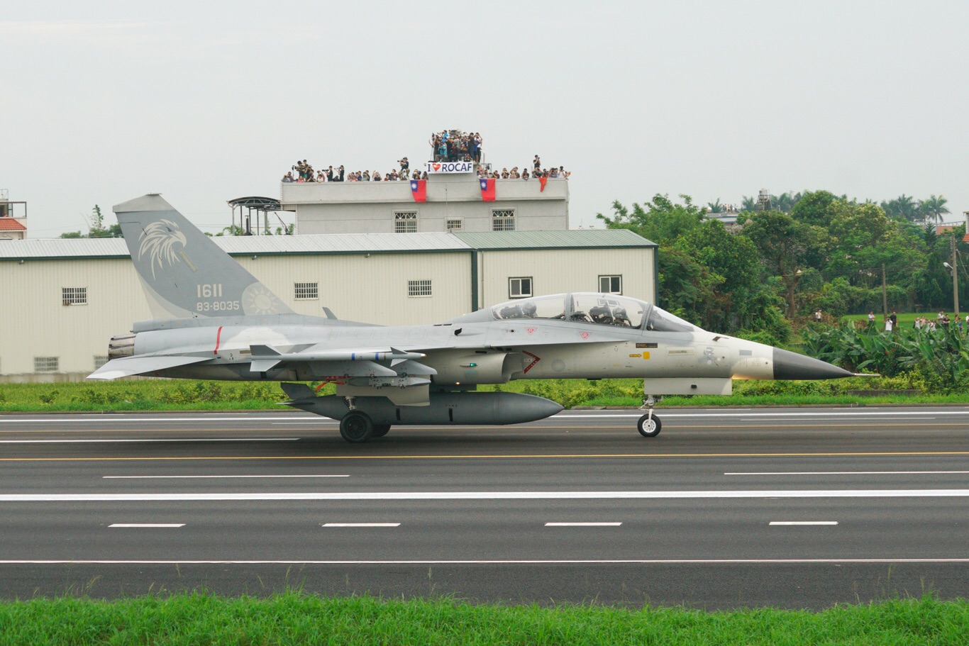 IDF戰機在彰化戰備道滑行。 圖:張良一/攝 IDF戰機在彰化戰備道滑行。 圖:張良一/攝