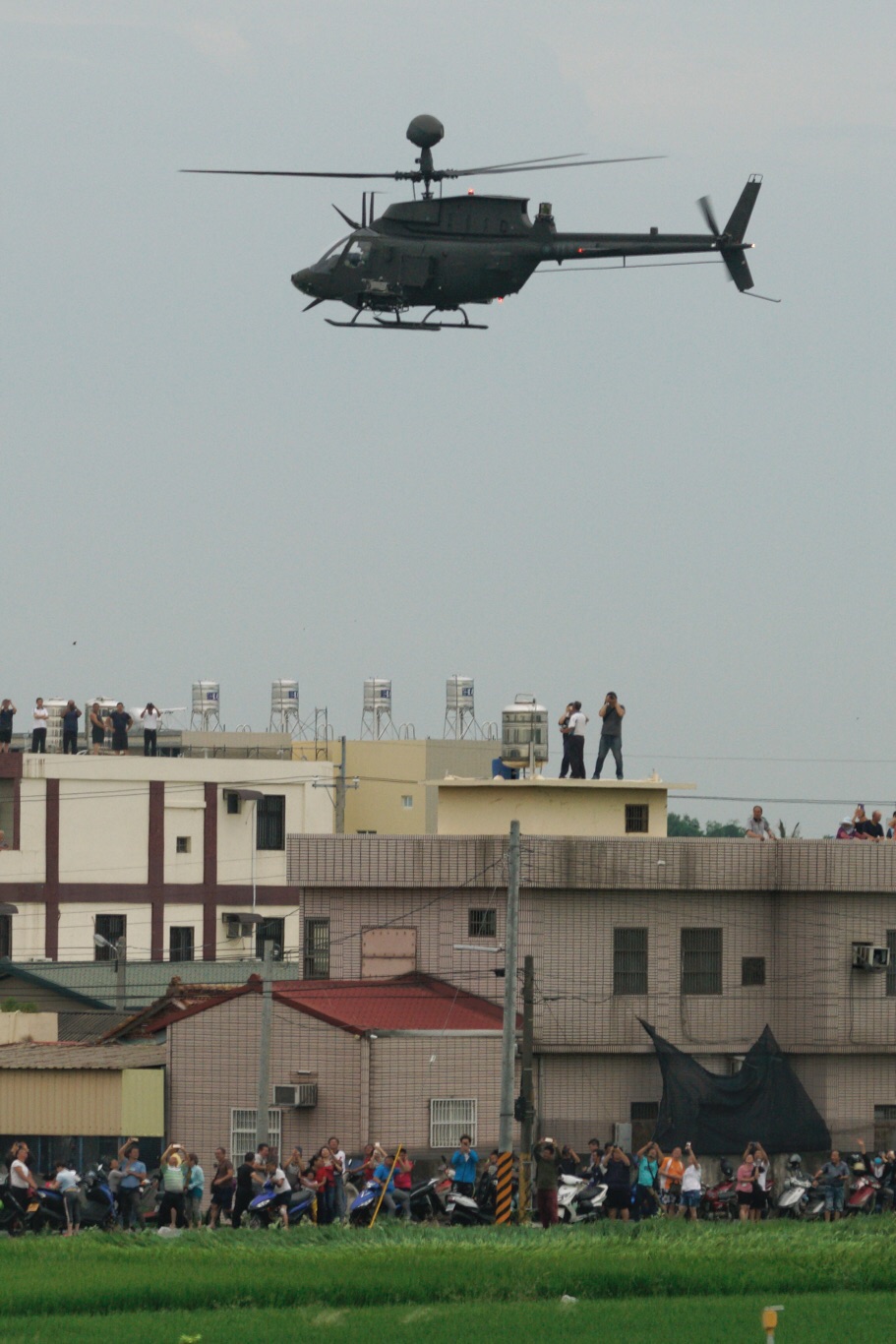 陸航OH-58D直升機執行戰場偵蒐。 圖:張良一/攝 陸航OH-58D直升機執行戰場偵蒐。 圖:張良一/攝