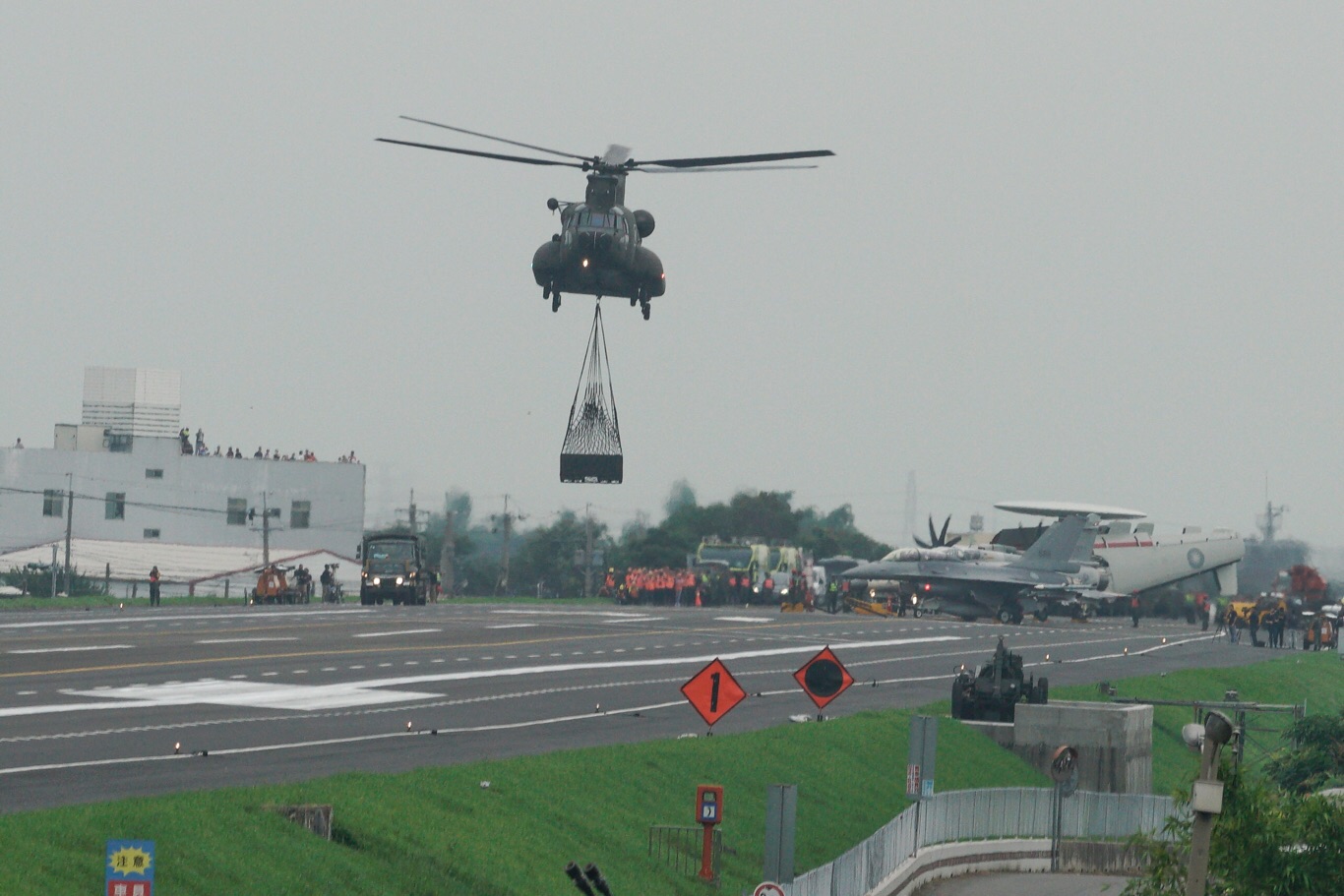 陸航CH-47SD支援航材運補。 圖:張良一/攝 陸航CH-47SD支援航材運補。 圖:張良一/攝