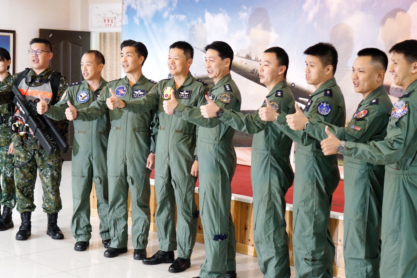 參與漢光35號演習彰化戰備道戰機起降演練的飛官和地勤人員在演練結束後合影。 圖:張良一/攝 參與漢光35號演習彰化戰備道戰機起降演練的飛官和地勤人員在演練結束後合影。 圖:張良一/攝