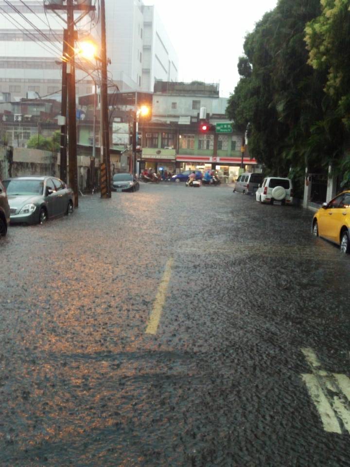 龜山區興業街每遇大雨,整條街就會淹水,附近民眾多次陳情要求改善排水仍舊無解。 圖:龜山分局/提供 龜山區興業街每遇大雨,整條街就會淹水,附近民眾多次陳情要求改善排水仍舊無解。 圖:龜山分局/提供
