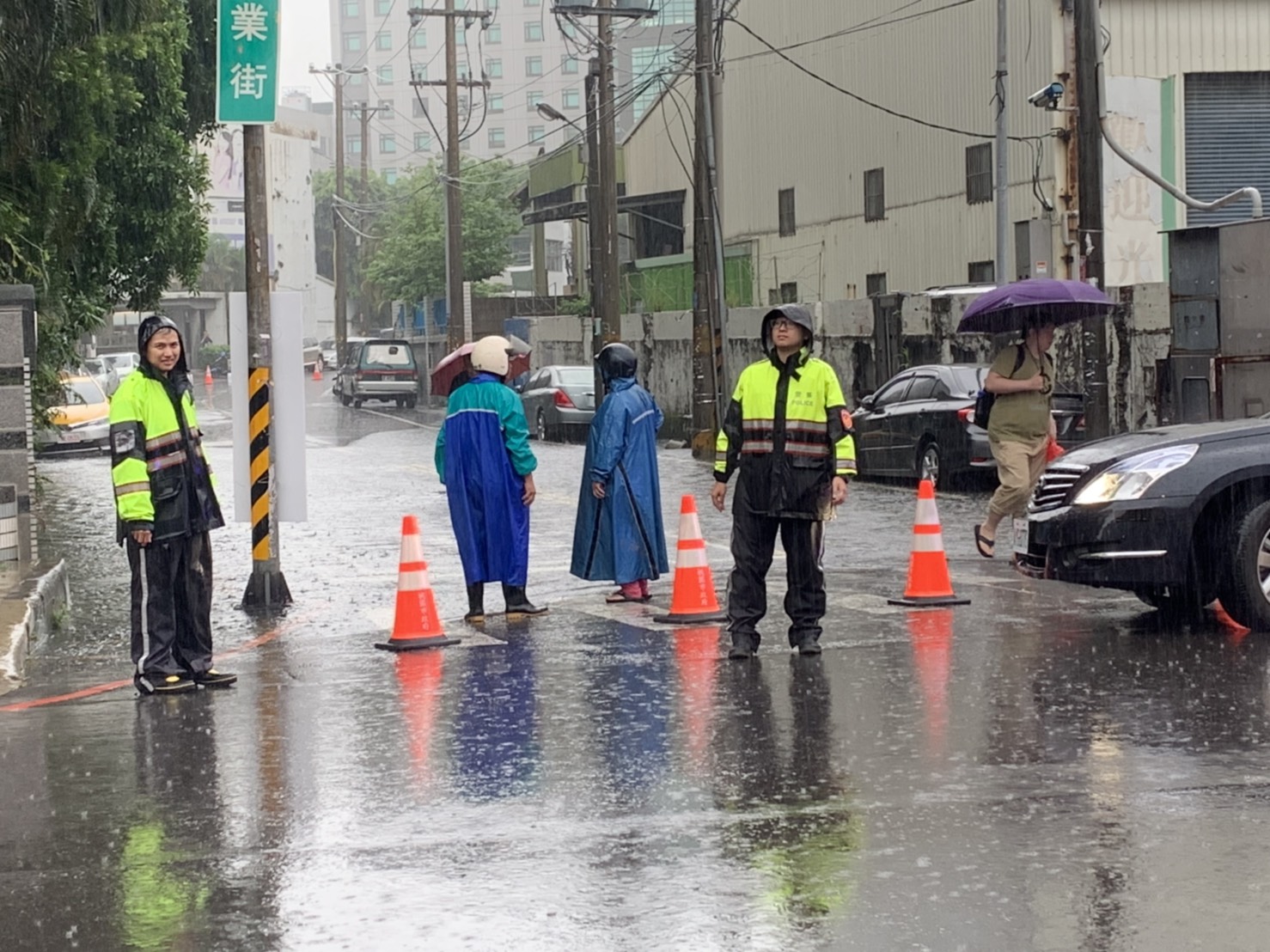 龜山分局派員到興業街冒雨進行指揮管制,建議民眾改道而行。 圖:龜山分局/提供 龜山分局派員到興業街冒雨進行指揮管制,建議民眾改道而行。 圖:龜山分局/提供