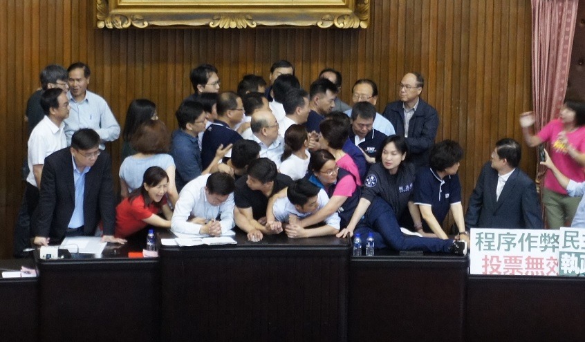 蔣萬安被陳玉珍環抱。 圖:黃建豪/攝 蔣萬安被陳玉珍環抱。 圖:黃建豪/攝