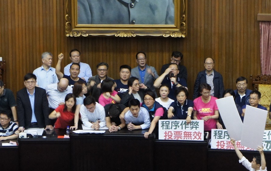 陳玉珍以側躺之姿抱住蔣萬安。 圖:黃建豪/攝 陳玉珍以側躺之姿抱住蔣萬安。 圖:黃建豪/攝