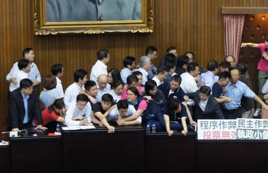 被環抱的蔣萬安低頭發呆。 圖:黃建豪/攝 被環抱的蔣萬安低頭發呆。 圖:黃建豪/攝