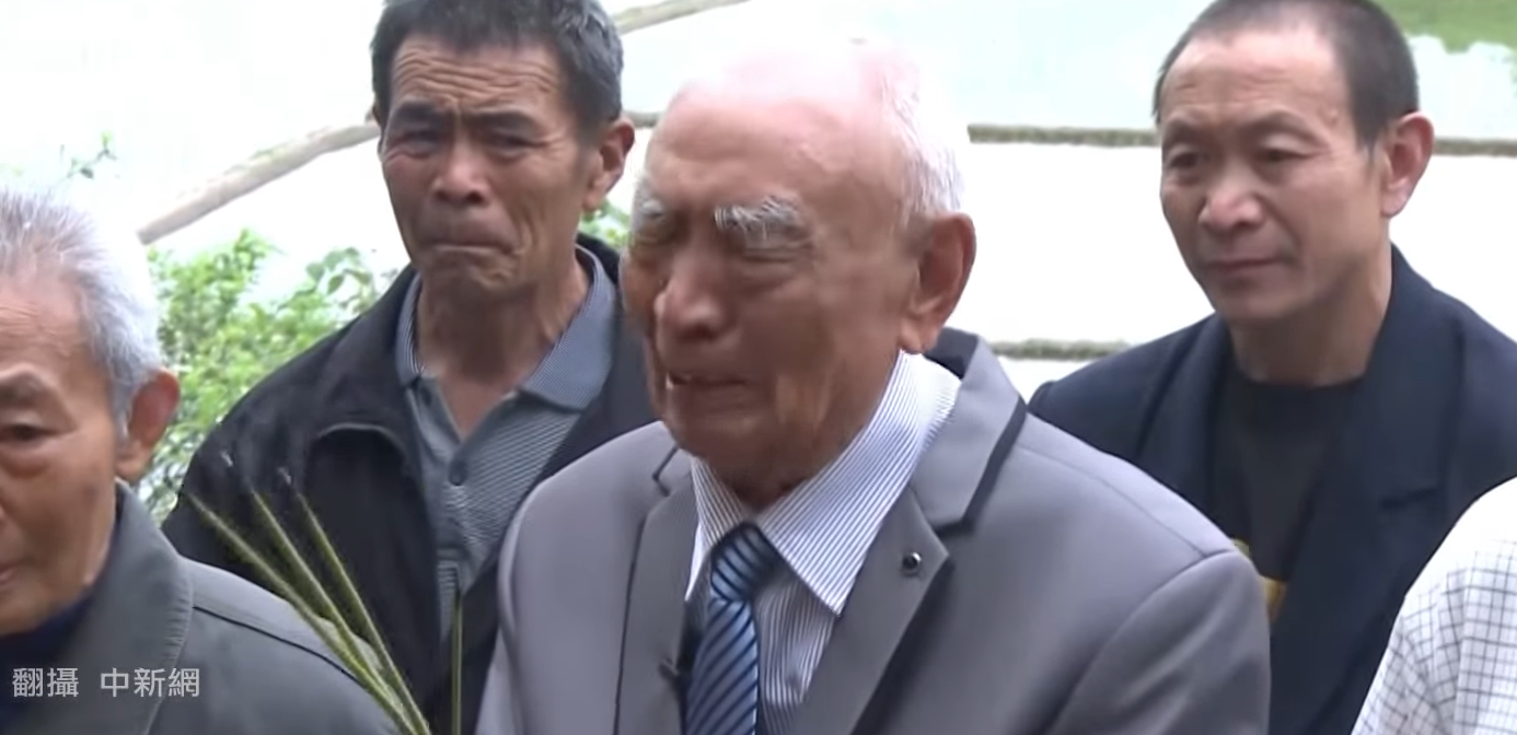 拉伕的故事層出不窮，圖片中的老先生出門買米被俘，等了70年才返鄉。