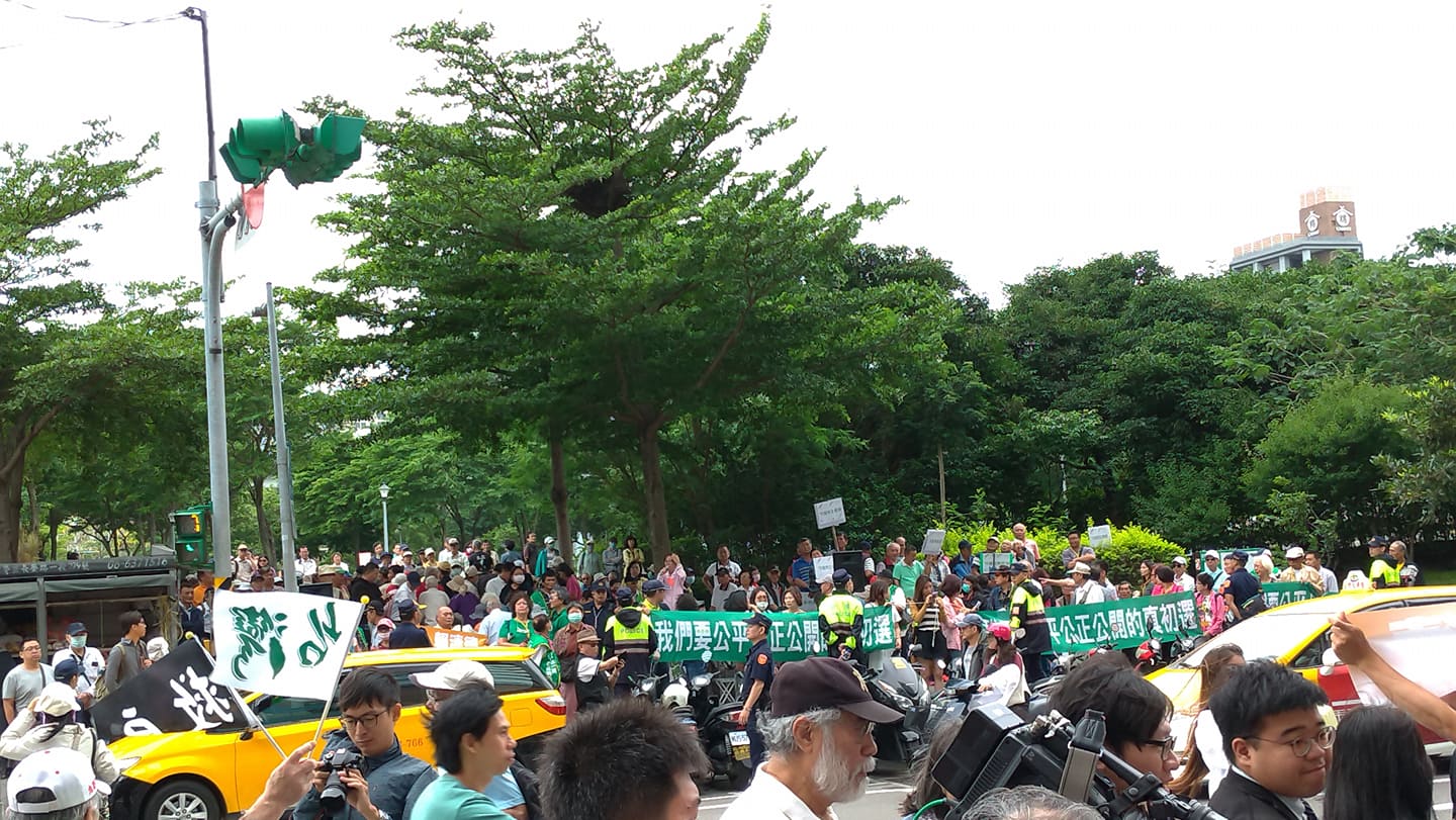 民進黨中央場外聚集百人。 圖:陳佩君/攝 民進黨中央場外聚集百人。 圖:陳佩君/攝