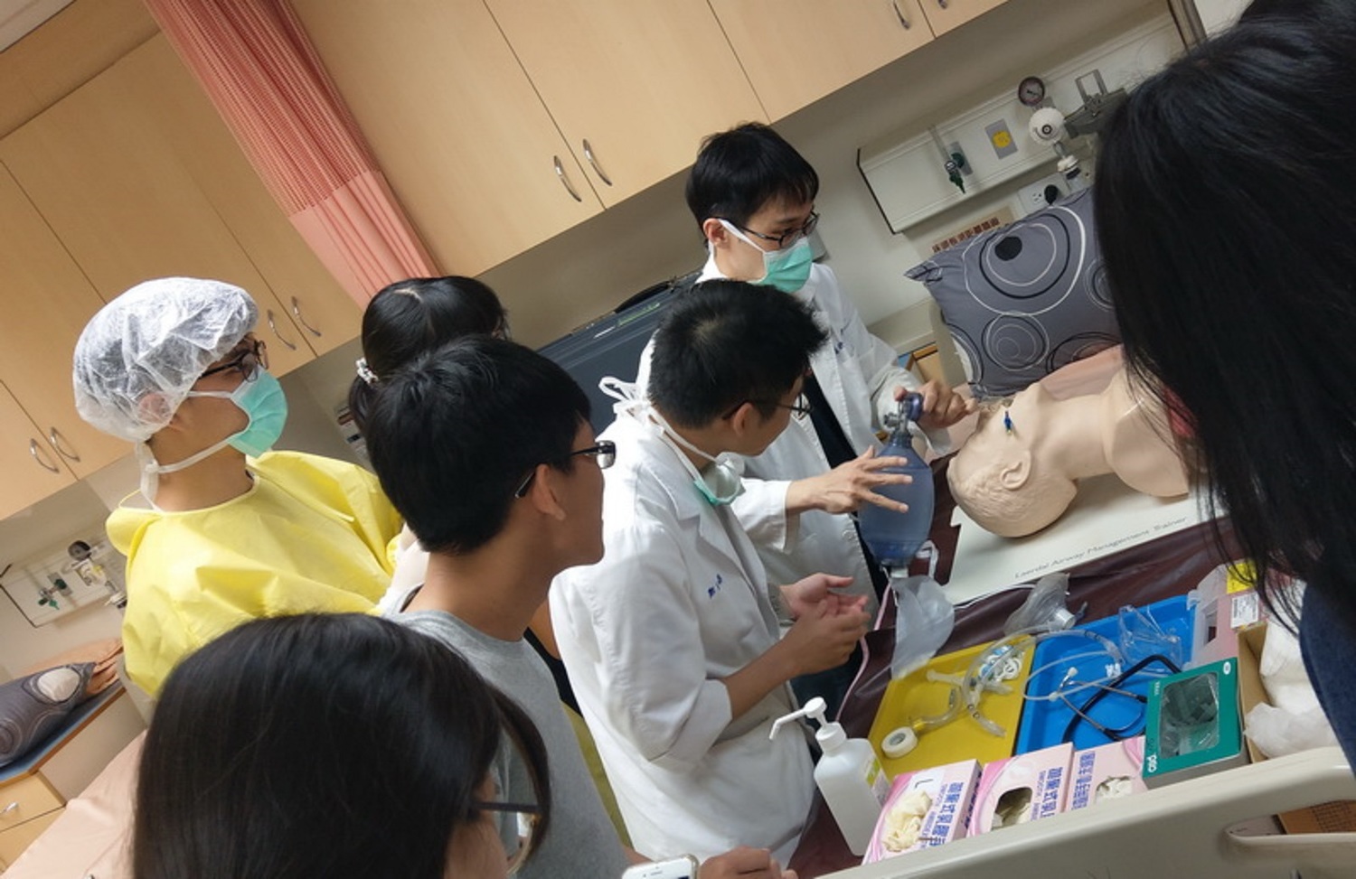 108年成大醫學系最後一屆7年制學生與首屆6年制學生一起畢業,146名畢業生更是100%全部通過OSCE。(圖:成大提供) 108年成大醫學系最後一屆7年制學生與首屆6年制學生一起畢業,146名畢業生更是100%全部通過OSCE。(圖:成大提供)