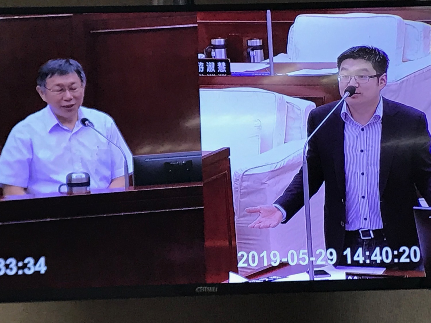 台北市長柯文哲(左)接受國民黨北市議員徐弘庭(右)質詢。 圖:翻攝議場電視轉播 台北市長柯文哲(左)接受國民黨北市議員徐弘庭(右)質詢。 圖:翻攝議場電視轉播