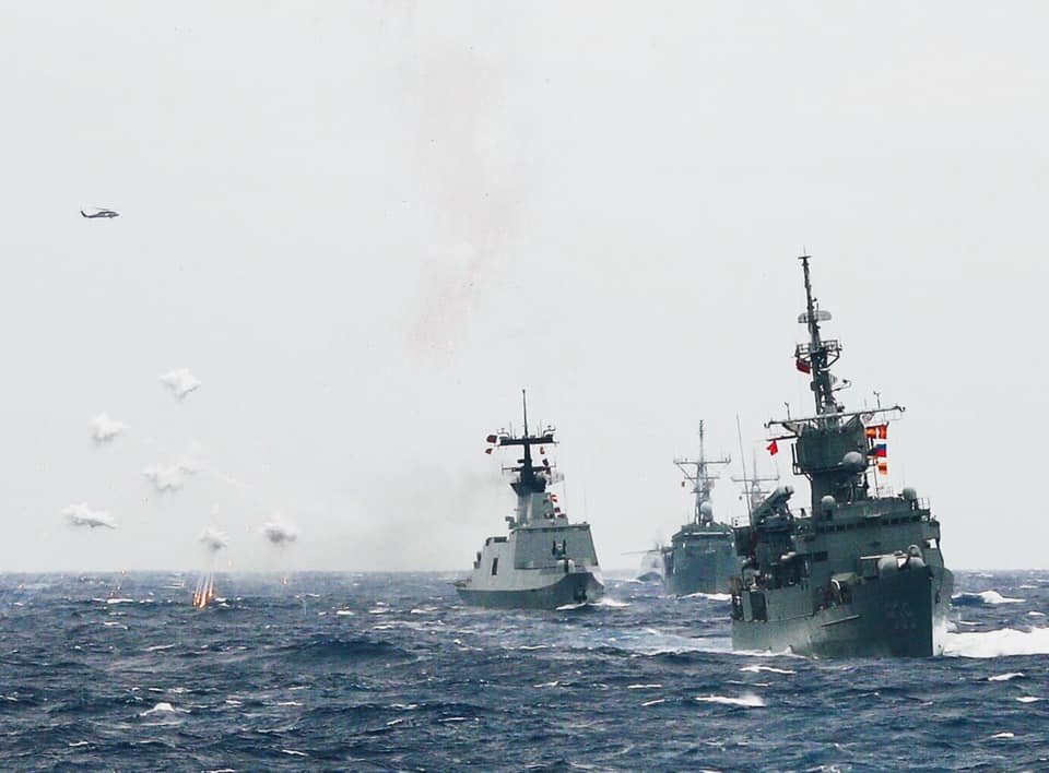 「漢光35號演習」29日在花蓮外海進行操演,由海軍基隆軍艦等各式艦艇編隊進行多項課目的綜合演練,場面壯觀。 圖:軍聞社提供 「漢光35號演習」29日在花蓮外海進行操演,由海軍基隆軍艦等各式艦艇編隊進行多項課目的綜合演練,場面壯觀。 圖:軍聞社提供