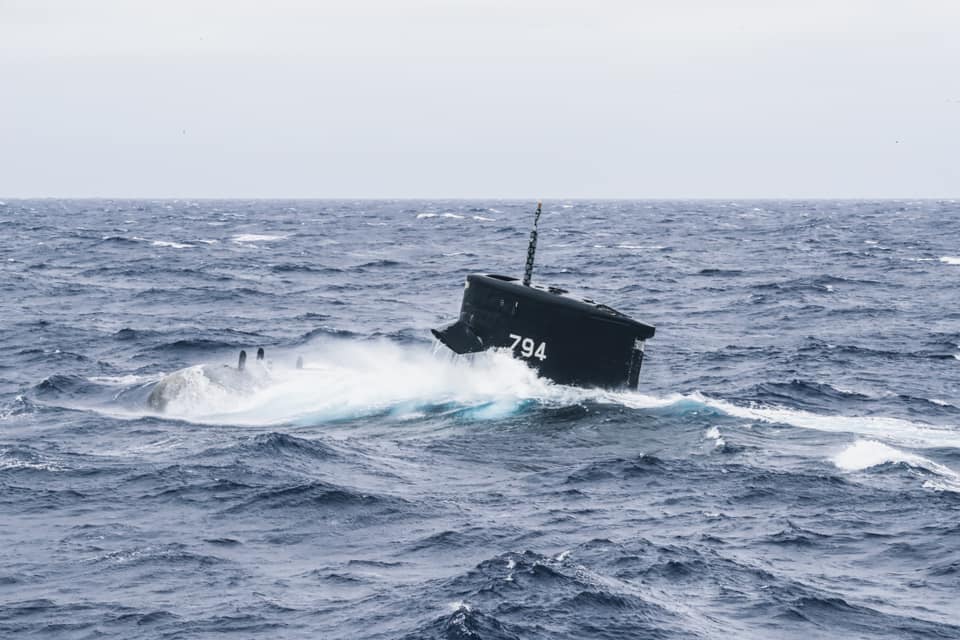 「漢光35號演習」29日進行「聯合濱海決勝作戰操演」一系列的操練,其中「海虎軍艦」演練緊急上浮課目,驗證部隊戰力與作戰計畫。 圖:軍聞社提供 「漢光35號演習」29日進行「聯合濱海決勝作戰操演」一系列的操練,其中「海虎軍艦」演練緊急上浮課目,驗證部隊戰力與作戰計畫。 圖:軍聞社提供