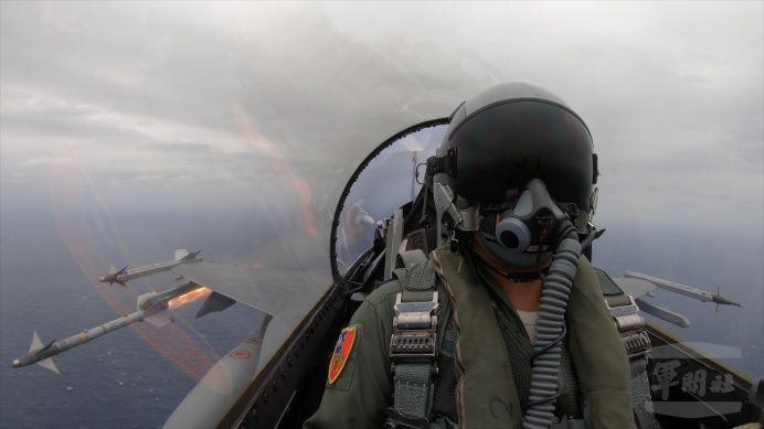 空軍F-16戰機29日執行「聯合濱海決勝作戰操演」任務,飛行員受令發射響尾蛇飛彈,射擊模擬目標。 圖:軍聞社提供 空軍F-16戰機29日執行「聯合濱海決勝作戰操演」任務,飛行員受令發射響尾蛇飛彈,射擊模擬目標。 圖:軍聞社提供