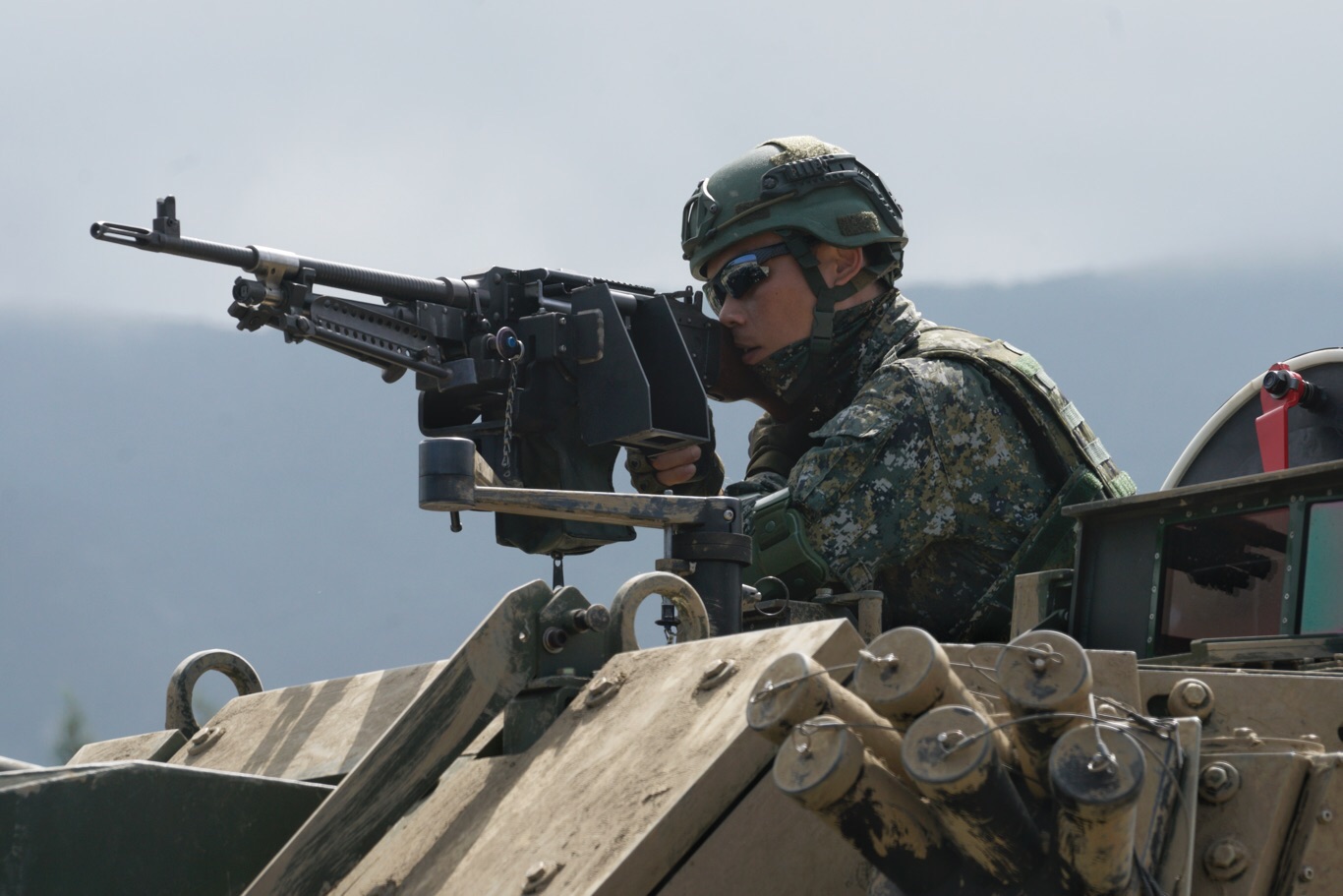 CM34-30機砲車上警戒的士兵。 圖:張良一攝 CM34-30機砲車上警戒的士兵。 圖:張良一攝