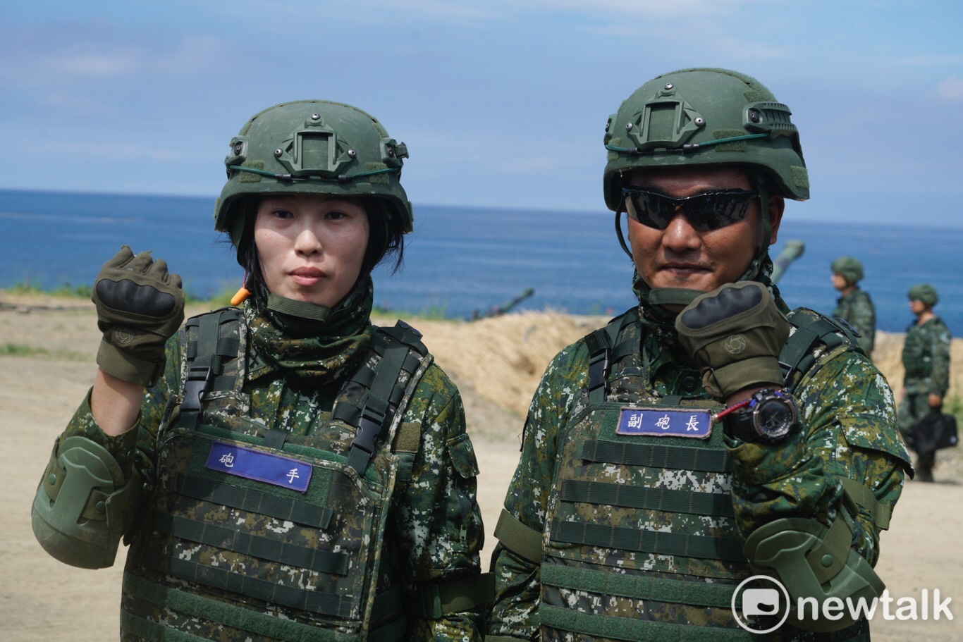 陸軍砲兵第43砲指部夫妻檔,中士副砲長許宇翔(右)和下士射擊士趙惠如在演練後合影。許宇翔說,夫妻兩人在同一單位服務又一起完成演習覺得很幸運也很光榮。 圖:張良一攝 陸軍砲兵第43砲指部夫妻檔,中士副砲長許宇翔(右)和下士射擊士趙惠如在演練後合影。許宇翔說,夫妻兩人在同一單位服務又一起完成演習覺得很幸運也很光榮。 圖:張良一攝