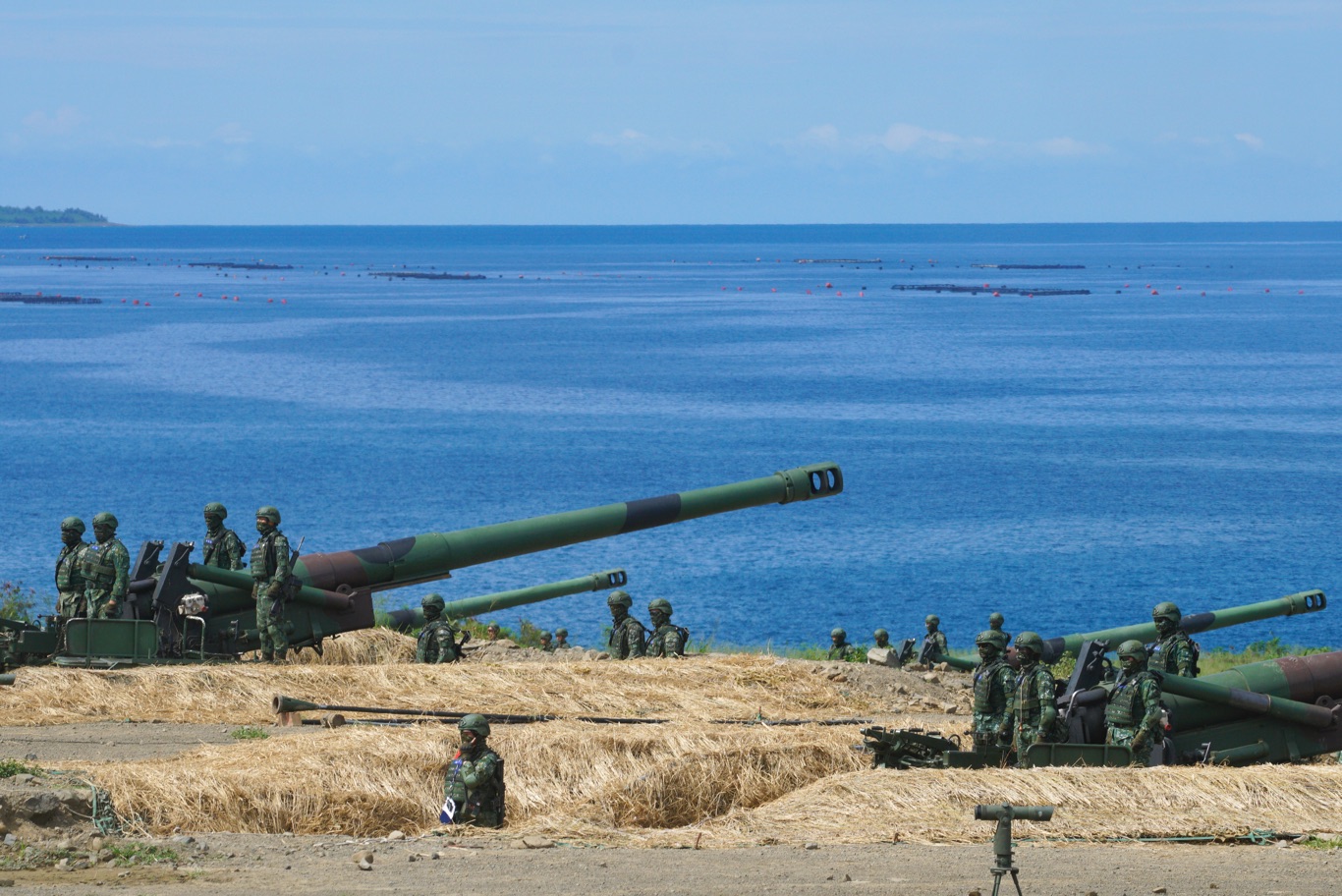 M110自走砲第六砲砲班(右),這門砲全部由女性士官兵組成,在這次演習中最引人注目,全副武裝加上熟練操作,不仔細看,很難發現全由女性士官兵組成,但是比起男性士官兵,表現毫不遜色。 圖:張良一/攝 M110自走砲第六砲砲班(右),這門砲全部由女性士官兵組成,在這次演習中最引人注目,全副武裝加上熟練操作,不仔細看,很難發現全由女性士官兵組成,但是比起男性士官兵,表現毫不遜色。 圖:張良一/攝