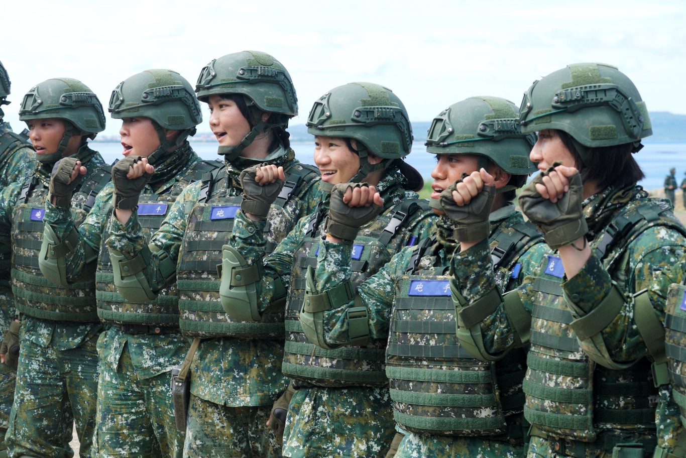 演習之後,第六砲兵班女性官士兵一起受訪。 圖:張良一/攝 演習之後,第六砲兵班女性官士兵一起受訪。 圖:張良一/攝