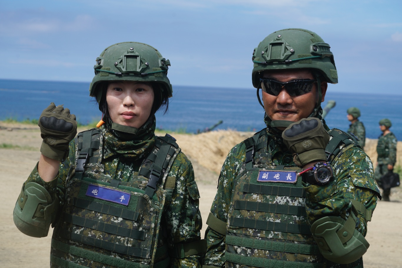 陸軍砲兵第43指揮部砲一營第六砲兵班下士射擊士趙惠如(左)和同一營的中士副砲長許宇翔兩人是夫妻檔。趙惠如說,面對此次操演有點緊張,所性有先生和同袍的支持和鼓勵,讓她能堅持過來。 圖:張良一/攝 陸軍砲兵第43指揮部砲一營第六砲兵班下士射擊士趙惠如(左)和同一營的中士副砲長許宇翔兩人是夫妻檔。趙惠如說,面對此次操演有點緊張,所性有先生和同袍的支持和鼓勵,讓她能堅持過來。 圖:張良一/攝