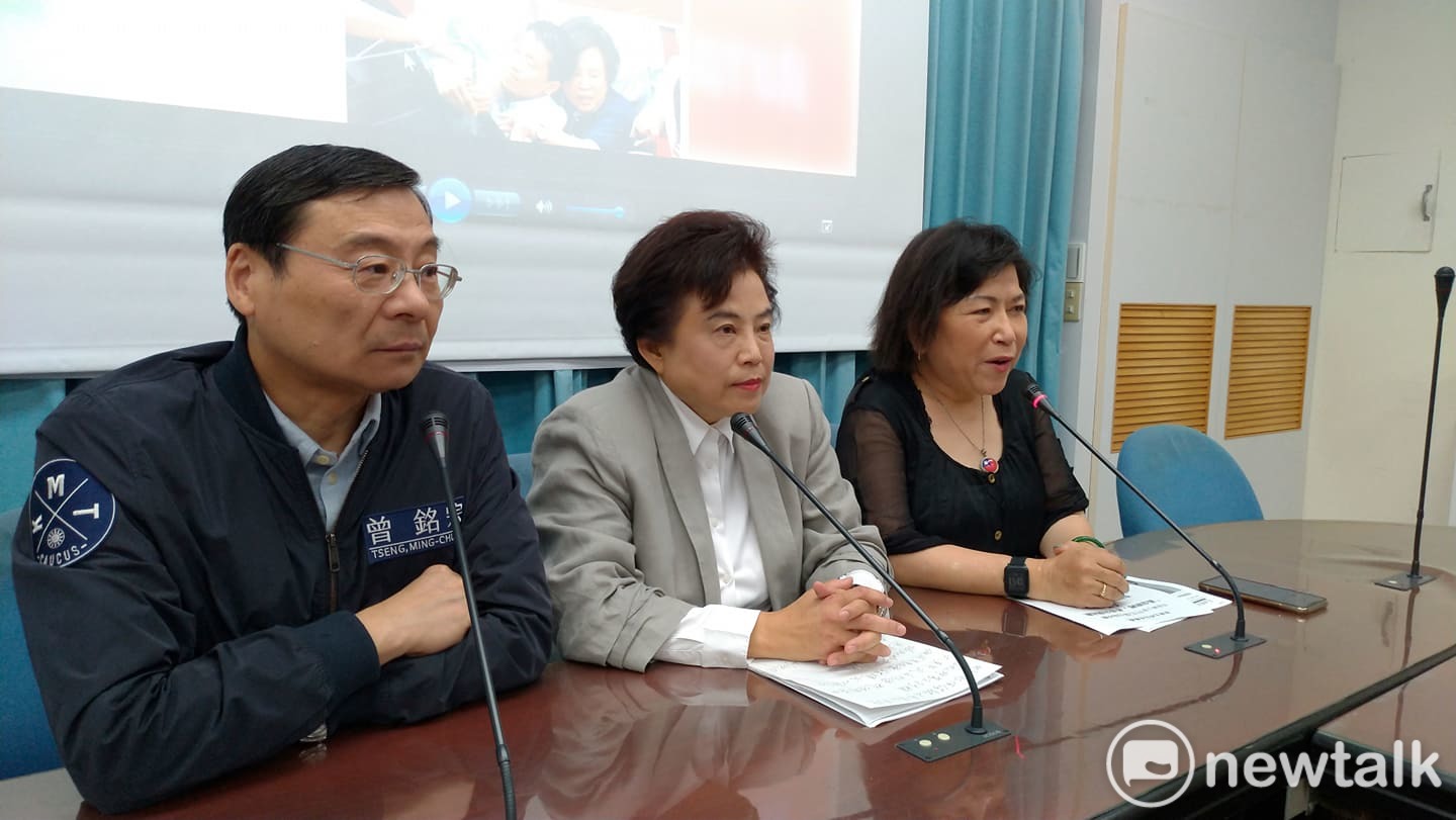 沈智慧今天下午召開記者會,要求何志偉道歉。 圖:陳佩君/攝 沈智慧今天下午召開記者會,要求何志偉道歉。 圖:陳佩君/攝