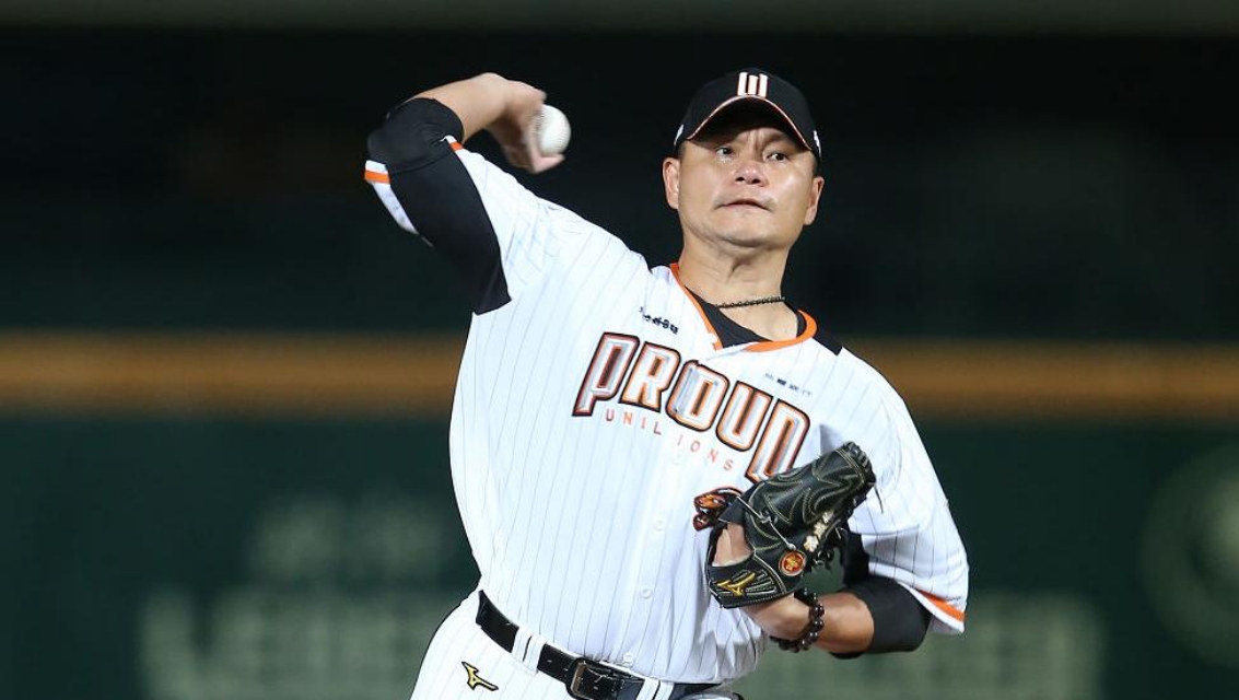 統一獅37歲的先發投手「嘟嘟」潘威倫在本週對上中信兄弟的比賽,拿下他中職生涯的第140勝,締造難以打破的中職勝投紀錄。 統一獅37歲的先發投手「嘟嘟」潘威倫在本週對上中信兄弟的比賽,拿下他中職生涯的第140勝,締造難以打破的中職勝投紀錄。