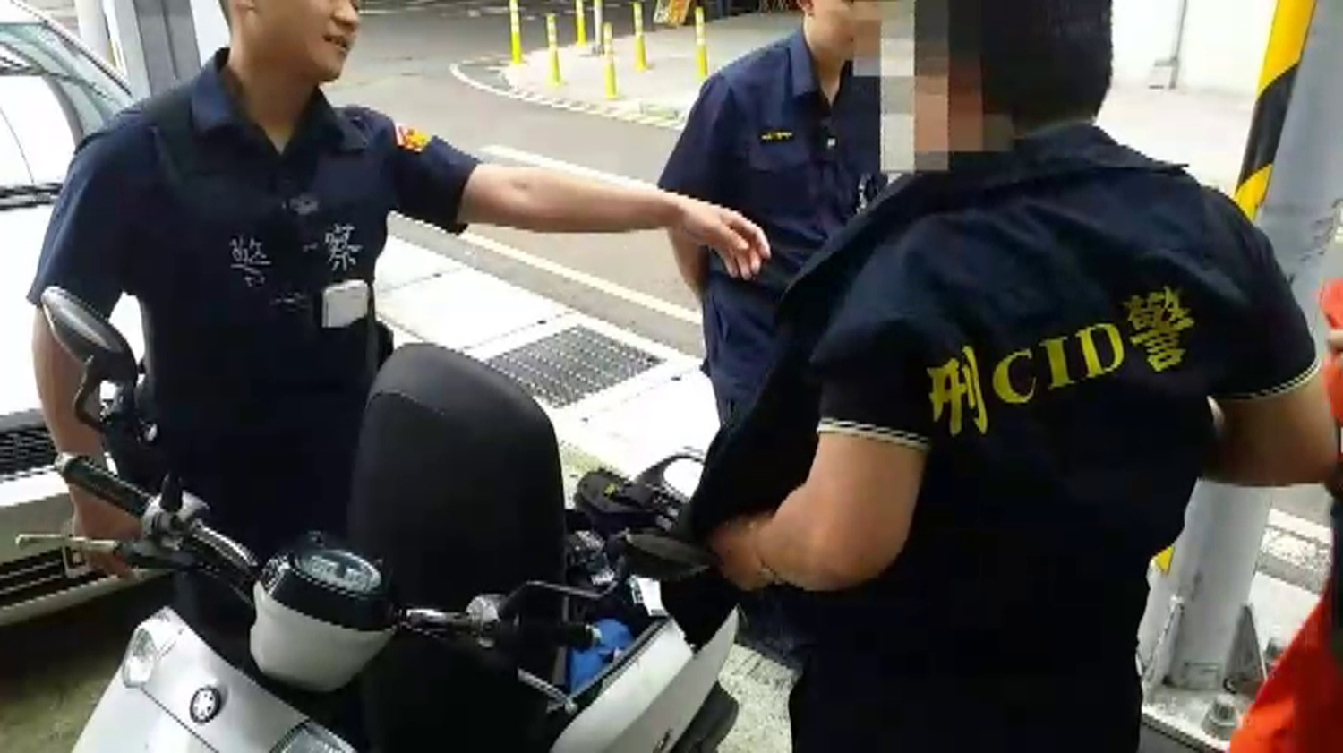 身著刑警背心,配戴BB槍和無線電,這名假冒刑警的鍾姓男子遇到真警察卻全身抖不停。 圖:桃園分局/提供 身著刑警背心,配戴BB槍和無線電,這名假冒刑警的鍾姓男子遇到真警察卻全身抖不停。 圖:桃園分局/提供