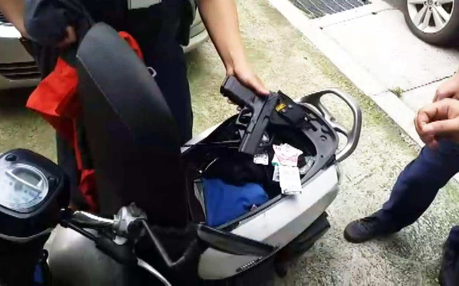 鍾男所騎乘的機車車廂內也搜出BB槍。 圖:桃園分局/提供 鍾男所騎乘的機車車廂內也搜出BB槍。 圖:桃園分局/提供