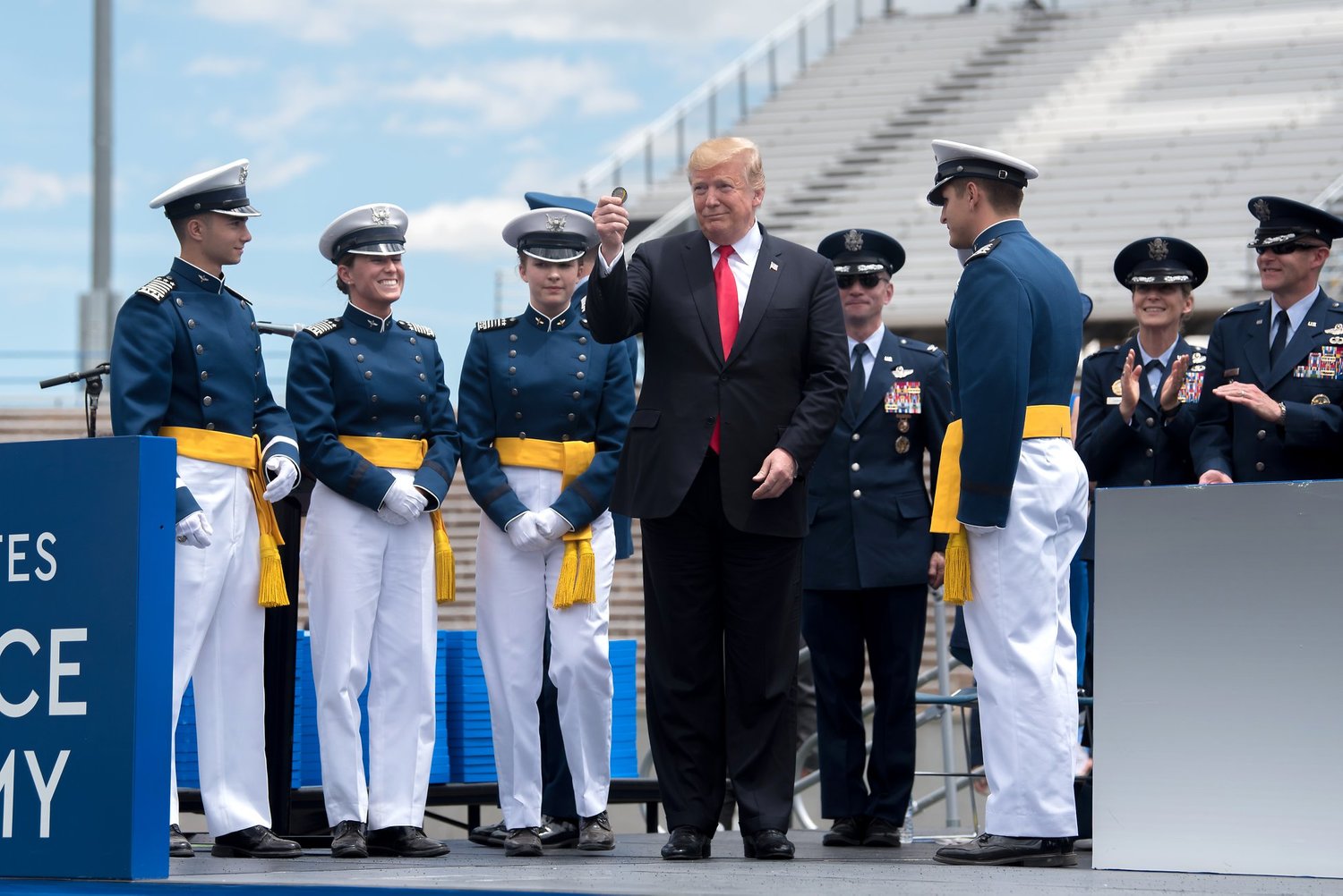 美國空軍官校畢業典禮,川普出席授證。 圖/US Air Force Academy 臉書粉絲頁 美國空軍官校畢業典禮,川普出席授證。 圖/US Air Force Academy 臉書粉絲頁