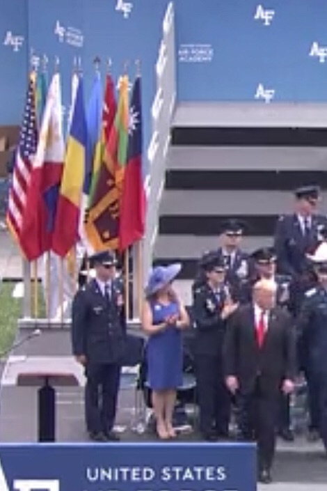 中華民國國旗和美國國旗懸掛在舞台左側,右下為美國總統川普。 圖/US Air Force Academy 臉書粉絲頁 中華民國國旗和美國國旗懸掛在舞台左側,右下為美國總統川普。 圖/US Air Force Academy 臉書粉絲頁