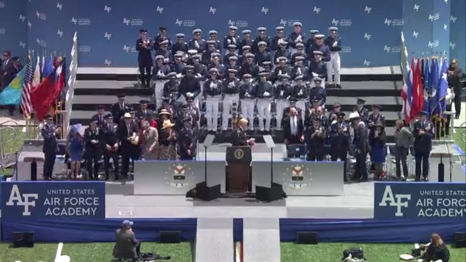 川普致詞,台灣國旗飄揚舞台。 圖/US Air Force Academy 臉書粉絲頁 川普致詞,台灣國旗飄揚舞台。 圖/US Air Force Academy 臉書粉絲頁