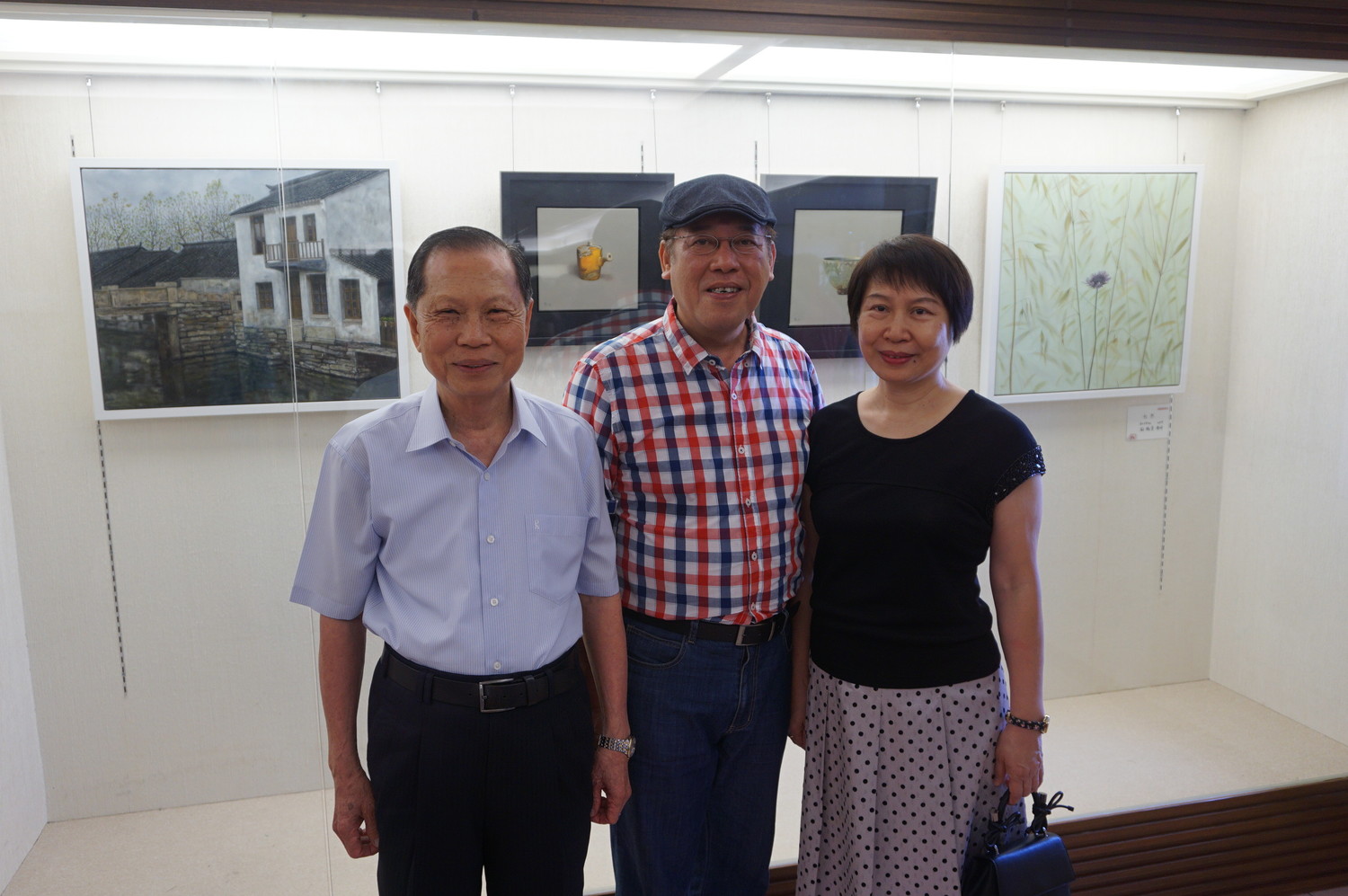 萬和宮董事長蕭蕭清杰與閒居畫會長施振宗伉儷,在大師作品前合照。 萬和宮/提供 萬和宮董事長蕭蕭清杰與閒居畫會長施振宗伉儷,在大師作品前合照。 萬和宮/提供