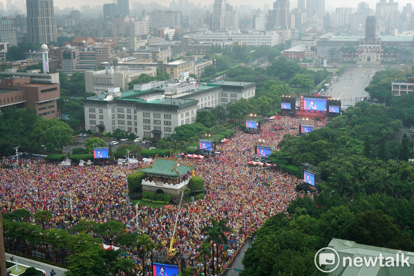 韓國瑜總統造勢現場,主辦單位聲稱已超過20萬人。 圖:張良一 / 攝 韓國瑜總統造勢現場,主辦單位聲稱已超過20萬人。 圖:張良一 / 攝