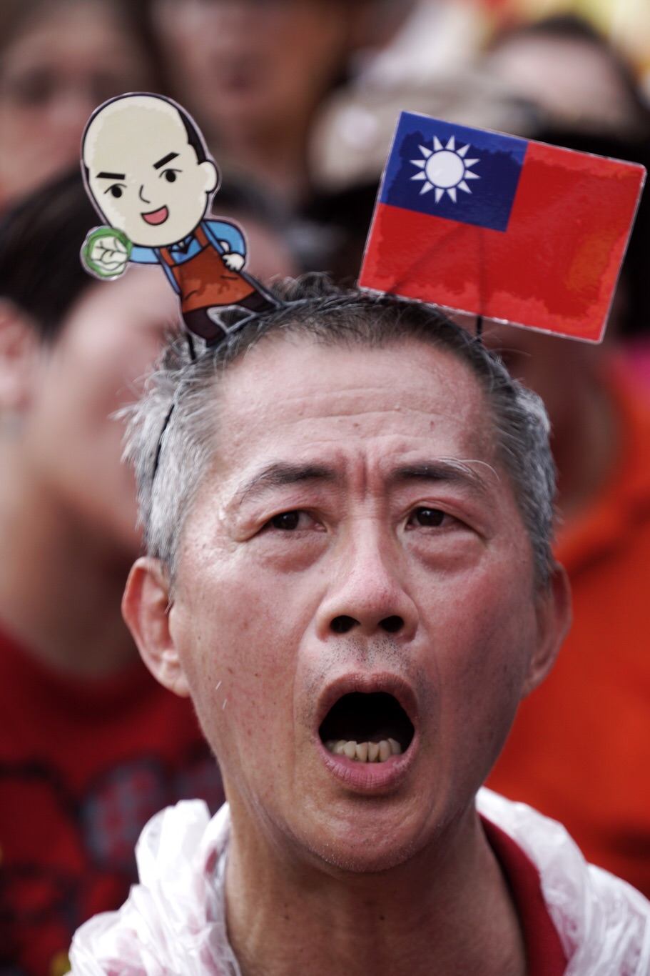 許多韓粉都有自製的韓國瑜小物,不論是Q版肖像或是韓國瑜的口號都成為他們裝飾的元素。 圖:張良一 / 攝 許多韓粉都有自製的韓國瑜小物,不論是Q版肖像或是韓國瑜的口號都成為他們裝飾的元素。 圖:張良一 / 攝