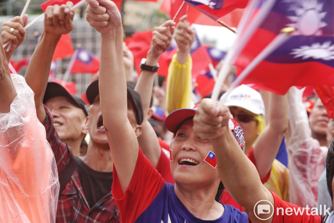 民眾揮舞中華民國旗力挺韓國瑜。 圖:張良一 / 攝 民眾揮舞中華民國旗力挺韓國瑜。 圖:張良一 / 攝