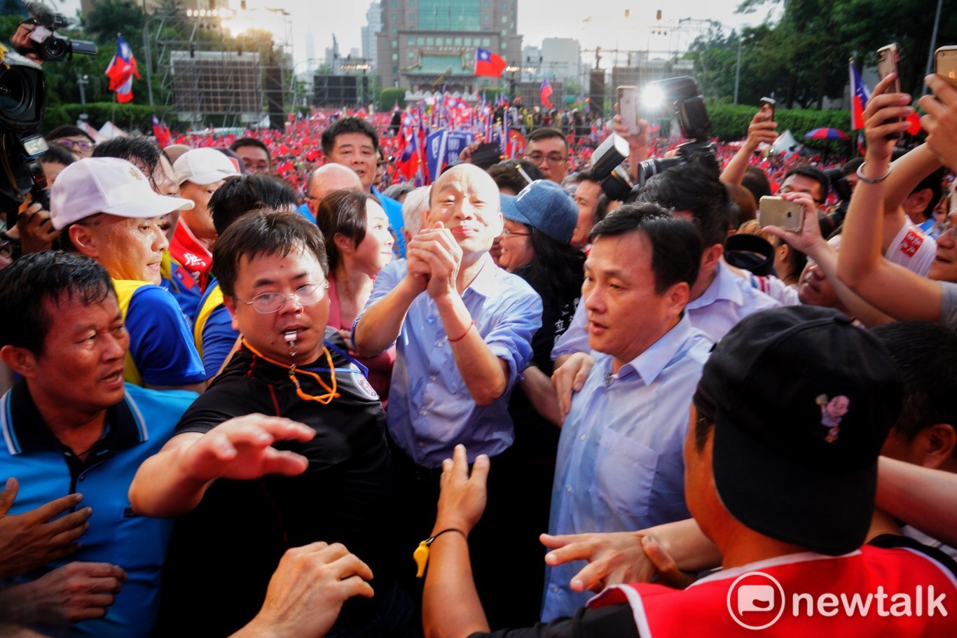 高雄市長韓國瑜今日赴凱道造勢,在民眾簇擁下登上舞台。 圖:張良一 / 攝 高雄市長韓國瑜今日赴凱道造勢,在民眾簇擁下登上舞台。 圖:張良一 / 攝