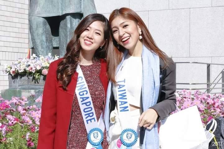 謝聆慈(右)披Taiwan彩帶與新加坡佳麗合影。 圖:翻攝謝聆慈臉書 謝聆慈(右)披Taiwan彩帶與新加坡佳麗合影。 圖:翻攝謝聆慈臉書