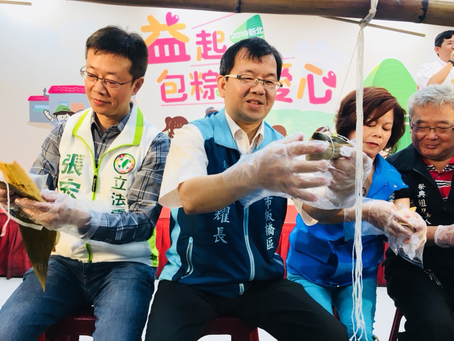 板橋區長林耀長(中)、立委張宏陸(左)等人親手包愛心粽。 圖:板橋區公所提供 板橋區長林耀長(中)、立委張宏陸(左)等人親手包愛心粽。 圖:板橋區公所提供