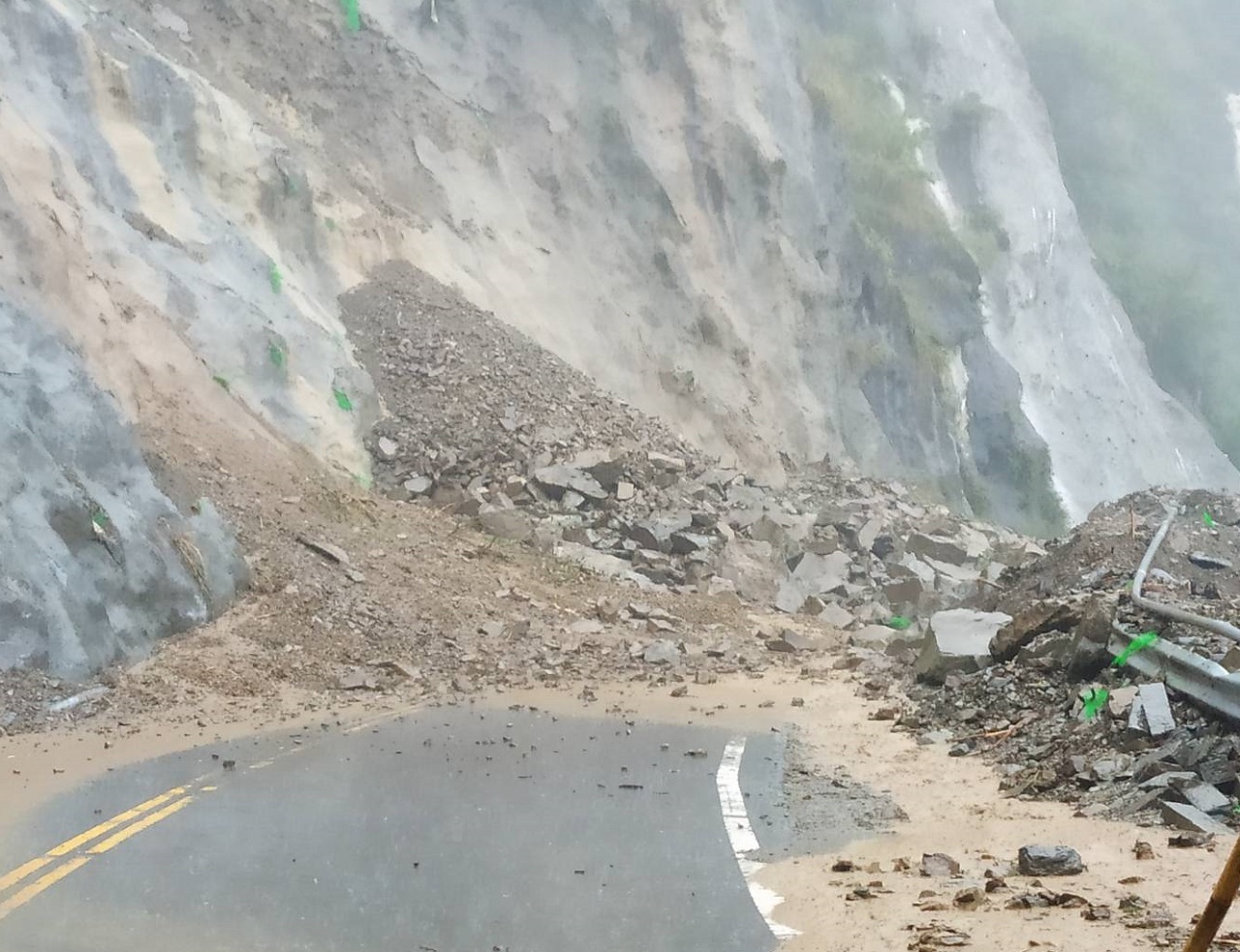 造成嘉義縣阿里山與雲林縣草嶺山區主要連接道路雙向交通中斷 圖:Nownews提供 造成嘉義縣阿里山與雲林縣草嶺山區主要連接道路雙向交通中斷 圖:Nownews提供